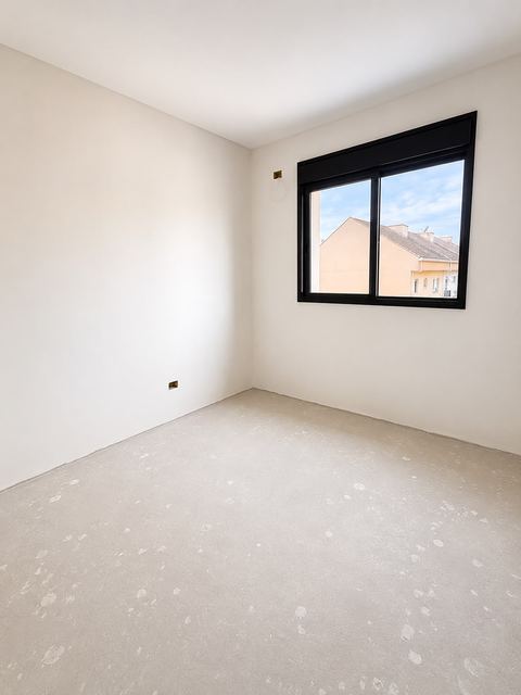 Quarto amplo com janela, triplex Santa Felicidade